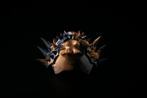 頬鎧盃　虎形　黒金　鋲｜古賀崇洋（別角度）