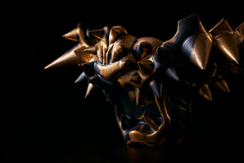 頬鎧盃　虎形　黒金　鋲｜古賀崇洋（別角度）