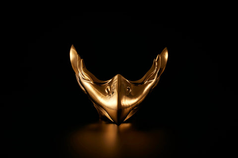 頬鎧盃　鷹形　金｜古賀崇洋