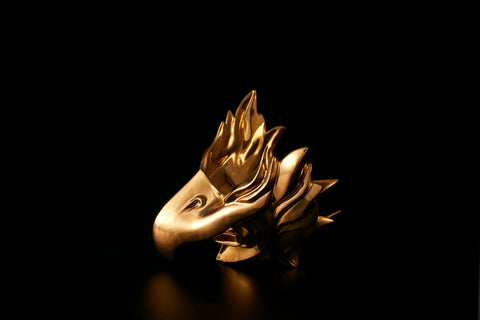 頬鎧盃　鷹形　金｜古賀崇洋（別角度）