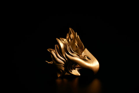 頬鎧盃　鷹形　金｜古賀崇洋（別角度）