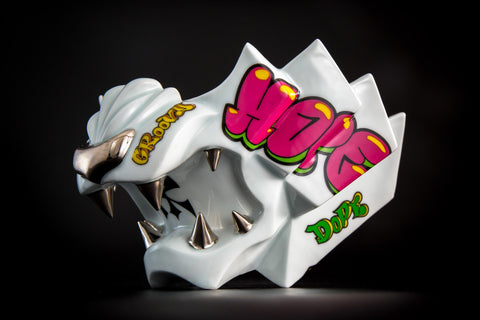 頬鎧盃 人虎形 白 graffiti｜古賀崇洋（別角度）
