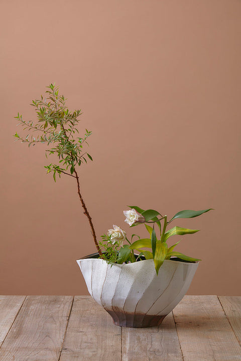 粉引黒釉 花器｜松林豊斎（別角度）